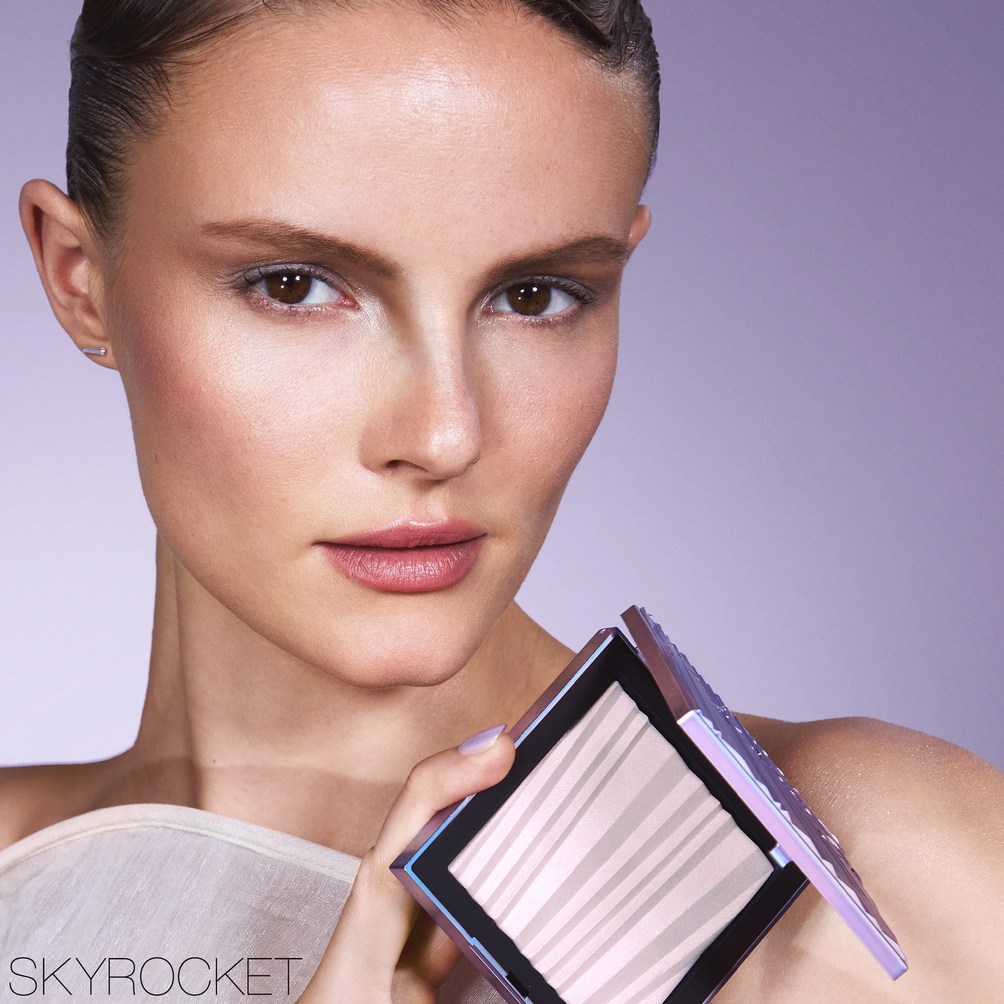 AURA ILLUMINATING FACE & BODY POWDER SKYROCKET - Image 5