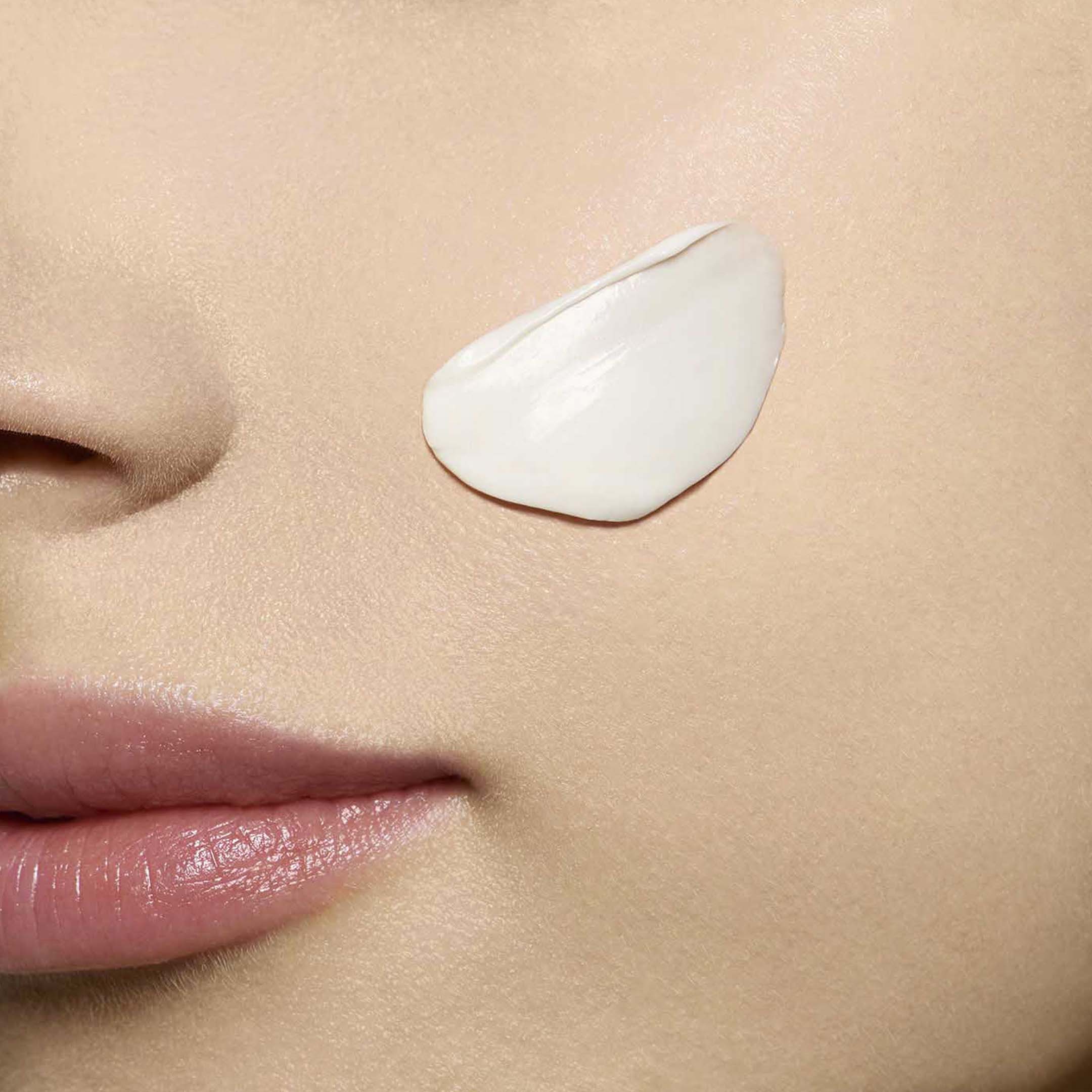 Super Restorative Day Anti Aging Face Cream SPF 20 - Image 5